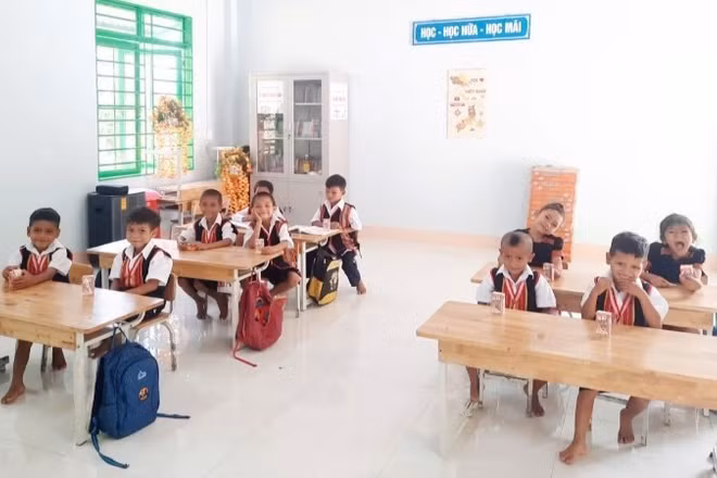 Buổi học đầu tiên của học sinh Điểm trường Lăng Lương-Trường phổ thông dân tộc bán trú Tiểu học Chu Văn An, xã Trà Tập, thành phố Đà Nẵng. (Ảnh: BÌNH NAM)