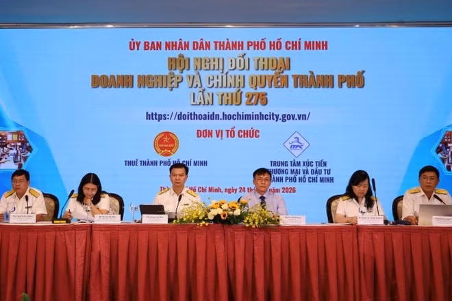 Các đại biểu chủ trì buổi đối thoại.