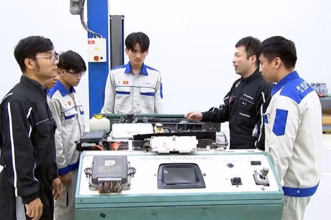 Sinh viên thực hành công nghệ trong chương trình liên kết doanh nghiệp tại Trường cao đẳng Cơ điện Hà Nội.