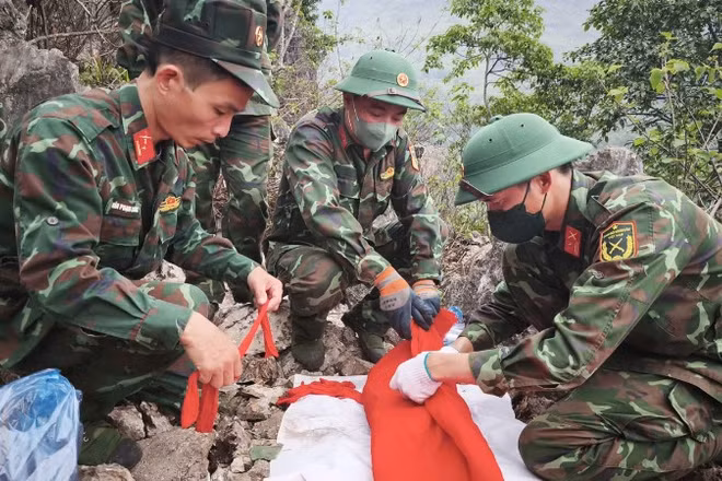 Đội tìm kiếm và quy tập hài cốt liệt sĩ cất bốc hài cốt liệt sĩ mới được phát hiện.