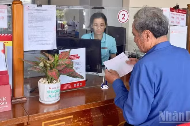 Người dân gửi tiền tại Ngân hàng. (Ảnh minh họa: HỒNG ANH)