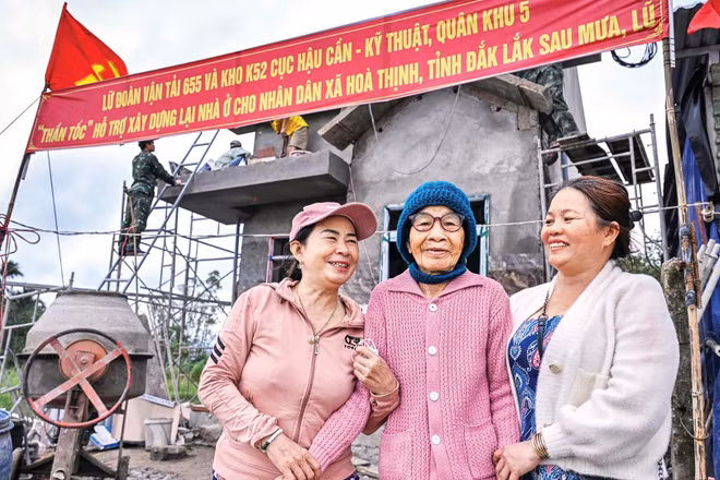 Bà Trần Thị Duyệt (88 tuổi), thôn Phú Hữu, Hòa Thịnh (Đắk Lắk) cùng con gái và con dâu vui mừng đón chờ nhà mới từ "Chiến dịch Quang Trung".