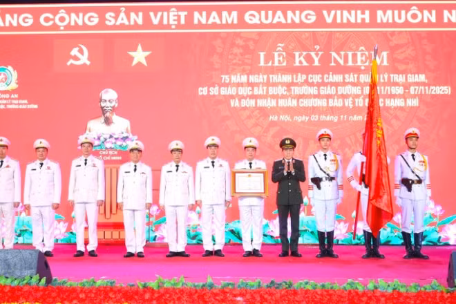 Thừa ủy quyền, Bộ trưởng Lương Tam Quang trao Huân chương Bảo vệ Tổ quốc hạng Nhì tặng Cục Cảnh sát quản lý trại giam, cơ sở giáo dục bắt buộc, trường giáo dưỡng. (Ảnh: https://bocongan.gov.vn/)