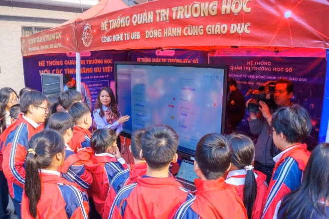 Giáo viên giới thiệu cách sử dụng Hệ thống quản trị trường học số cho học sinh.