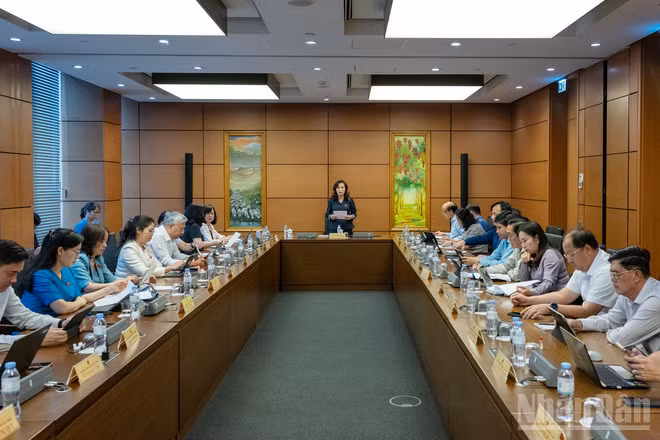 Các đại biểu Quốc hội thảo luận tại Tổ về dự án Luật sửa đổi, bổ sung một số điều của Luật Trách nhiệm bồi thường của Nhà nước. (Ảnh: THỦY NGUYÊN)