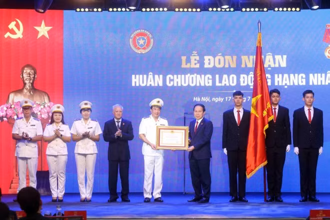Thay mặt lãnh đạo Đảng, Nhà nước, Phó Thủ tướng Lê Tiến Châu trao Huân chương Lao động hạng Nhất cho Cục Quản lý Thi hành án dân sự, Bộ Tư pháp. (Ảnh: TRUNG KIÊN)