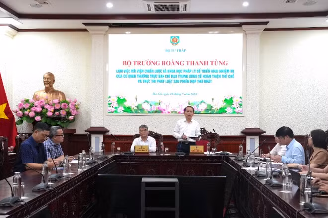 Bộ trưởng Tư pháp Hoàng Thanh Tùng phát biểu tại buổi làm việc. (Ảnh: TP)
