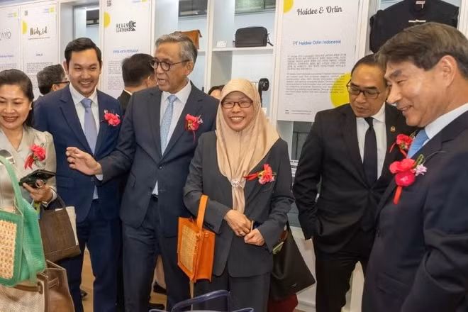 Đại sứ các nước tham quan các gian triển lãm tại lễ khai mạc Triển lãm Toàn cảnh ASEAN 2026 ngày 7/5. (Ảnh: Trung tâm Hàn Quốc-ASEAN)