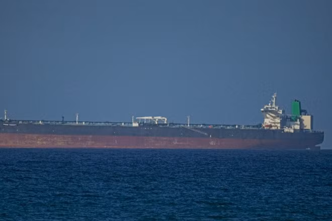 Tàu hàng di chuyển qua eo biển Hormuz ngày 8/4/2026. (Ảnh: THX/TTXVN)