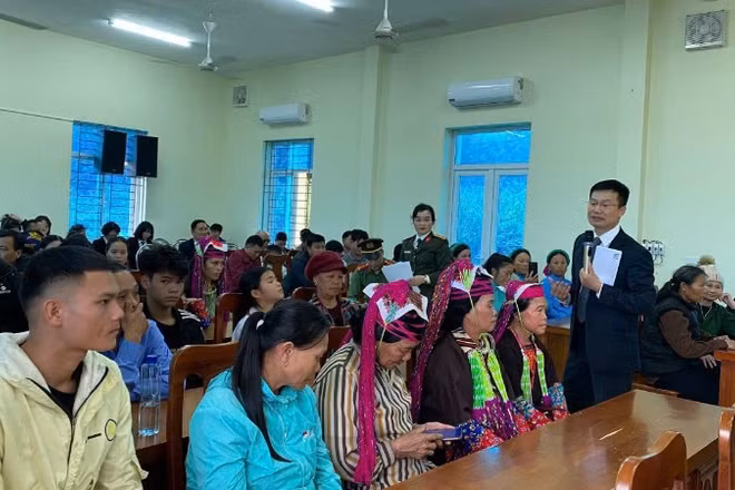 Luật sư Hoàng Minh Hiển trong một buổi tham gia trợ giúp pháp lý cho đồng bào dân tộc, vùng sâu, vùng xa. (Ảnh: TL)