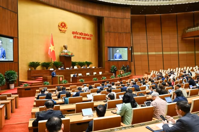 Quốc hội làm việc tại hội trường, nghe Tờ trình và Báo cáo thẩm tra dự án Luật sửa đổi, bổ sung một số điều của Luật Quản lý nợ công. (Ảnh: DUY LINH)