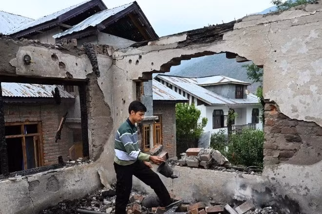 Ngôi nhà bị phá hủy trong cuộc giao tranh giữa quân đội Ấn Độ và Pakistan tại Salamabad, gần Đường kiểm soát (LoC), cách thành phố Srinagar, thủ phủ mùa hè của khu vực Kashmir do Ấn Độ kiểm soát, khoảng 110km về phía bắc. (Ảnh: THX/TTXVN)