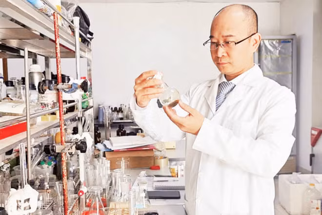 Kiểm tra chất lượng dịch chiết đông trùng hạ thảo tại phòng thí nghiệm. (Ảnh: MINH NGỌC)