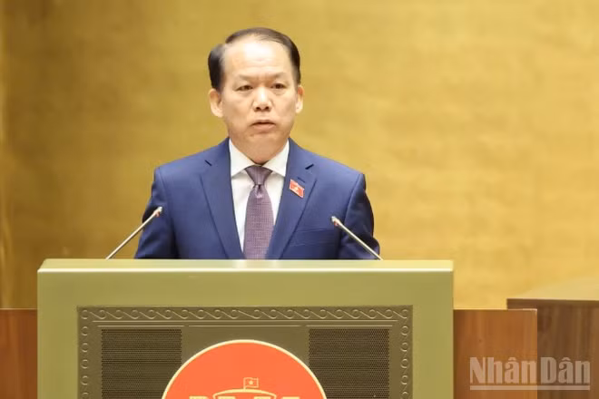 Bộ trưởng Tư pháp Hoàng Thanh Tùng trình bày Tờ trình dự thảo Nghị quyết. (Ảnh: DUY LINH)