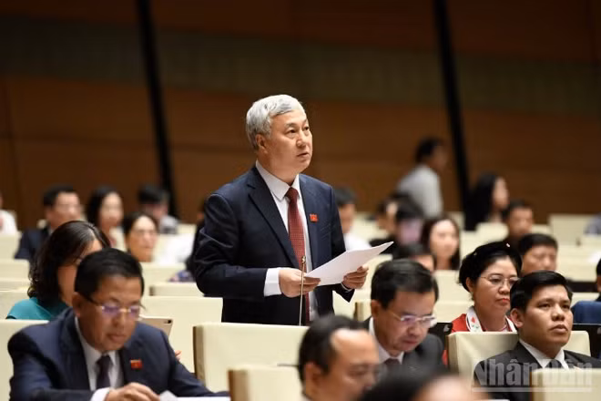 Đại biểu Trần Văn Lâm (Đoàn Bắc Ninh) phát biểu tại hội trường, (Ảnh: DUY LINH)