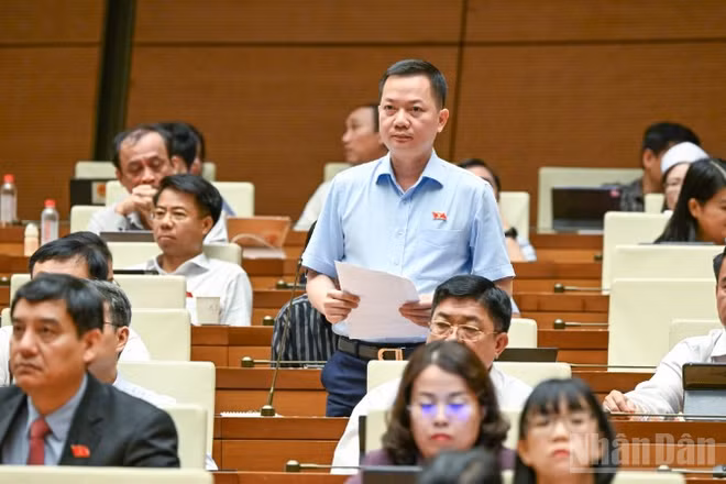 Đại biểu Trịnh Xuân An (Đoàn Đồng Nai) phát biểu tại hội trường. (Ảnh: DUY LINH)