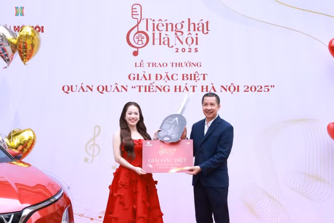 Tổng Giám đốc Đài Phát thanh và Truyền hình Hà Nội Nguyễn Kim Khiêm trao tặng giải thưởng đặc biệt đến Quán quân "Tiếng hát Hà Nội 2025" Đào Lê Phương Chi.