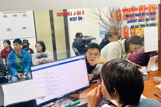 Người dân làm các thủ tục liên quan sự kiện hộ tịch. (Ảnh: TL)