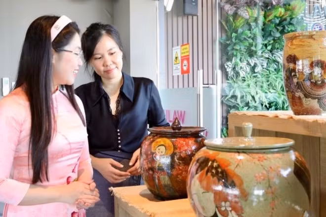 Không gian Triển lãm mini “Em, Gốm và Hoa”.