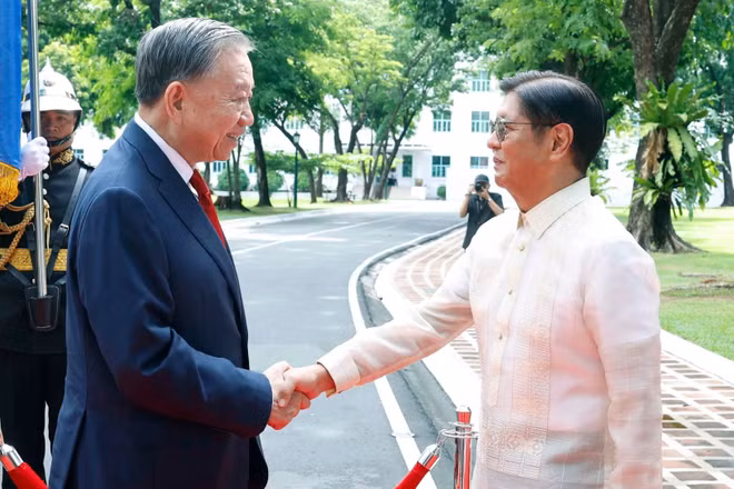 Tổng thống Philippines Ferdinand Romualdez Marcos Jr. đón Tổng Bí thư, Chủ tịch nước Tô Lâm. (Ảnh: TTXVN)