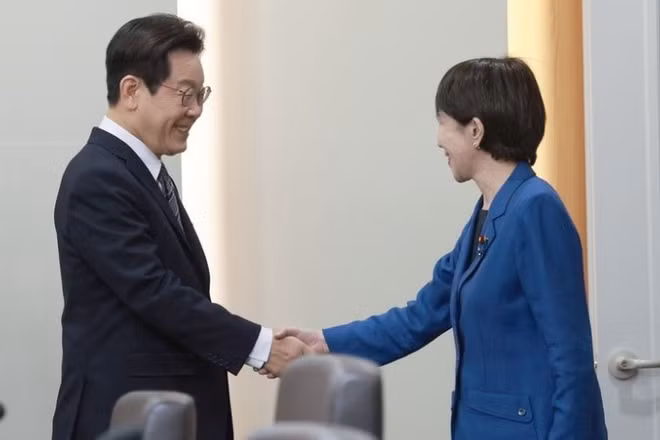 Tổng thống Hàn Quốc Lee Jae Myung và Thủ tướng Nhật Bản Sanae Takaichi tại cuộc gặp ở Gyeongju, tỉnh Bắc Gyeongsang (Hàn Quốc), ngày 30/10/2025. (Ảnh: Yonhap/TTXVN)