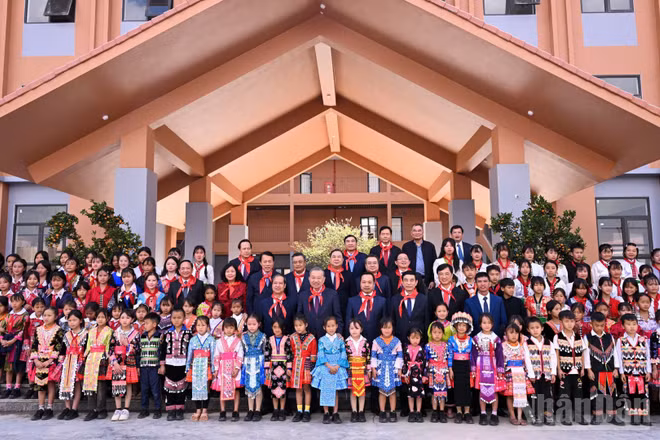 Tổng Bí thư Tô Lâm, các đồng chí lãnh đạo Đảng, Nhà nước và các cháu học sinh tại Lễ khánh thành Trường phổ thông nội trú liên cấp tiểu học và trung học cơ sở xã Si Pa Phìn, tỉnh Điện Biên. (Ảnh: THÀNH ĐẠT)