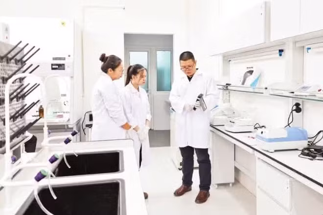 Trao đổi trong hoạt động nghiên cứu, thực hành của cán bộ, sinh viên Đại học Quốc gia Hà Nội. (Ảnh: DIỆP NGỌC)