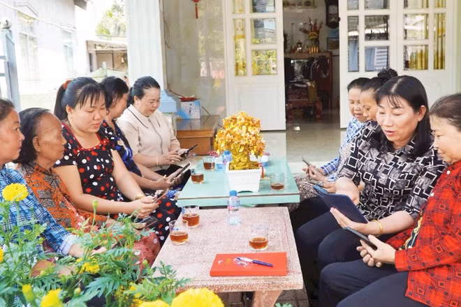 Hội viên phụ nữ tham gia sinh hoạt mô hình “Gia đình số” tại xã Tân Thạnh, tỉnh Đồng Tháp. (Ảnh: HỮU NGHĨA)