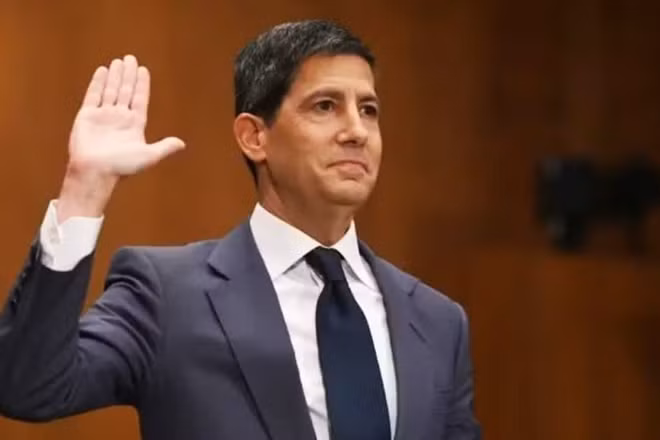 Ông Kevin Warsh trong phiên điều trần tại Ủy ban Ngân hàng Thượng viện Mỹ ở Washington, DC., ngày 21/4/2026. (Ảnh: Getty Images/TTXVN)