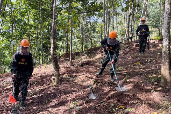 Đội rà phá bom mìn thuộc Sư đoàn 316 thực hiện rà phá bom mìn, vật nổ tại xã biên giới Bạch Đích, tỉnh Tuyên Quang.