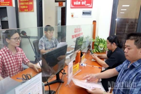 Công chức xã Chi Lăng, tỉnh Lạng Sơn giải quyết thủ tục hành chính cho nhân dân. (Ảnh QUỐC ĐẠT)