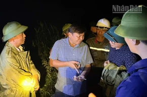 Đồng chí Nguyễn Hoàng Hiệp, Thứ trưởng Nông nghiệp và Môi trường trao đổi với các lực lượng chức năng tại hiện trường sự cố vỡ đập thuỷ điện Bắc Khê 1.