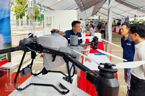 Trưng bày mô hình thiết bị phục vụ trong nông nghiệp.