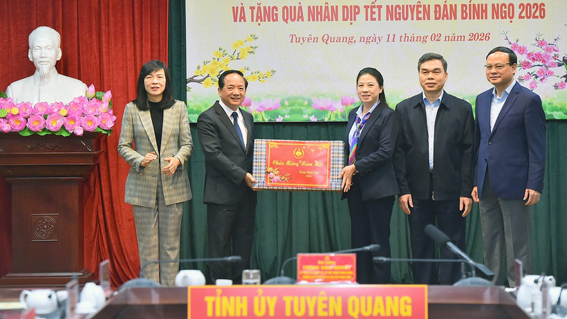 Đồng chí Trịnh Văn Quyết trao quà tặng các đồng chí lãnh đạo tỉnh Tuyên Quang.