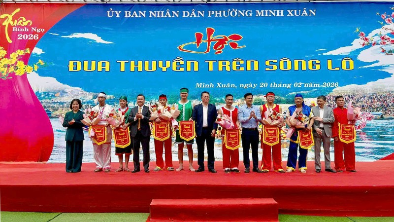 Ban tổ chức trao cờ lưu niệm cho các đội tham dự giải đua thuyền trên sông Lô Xuân Bính Ngọ 2026.