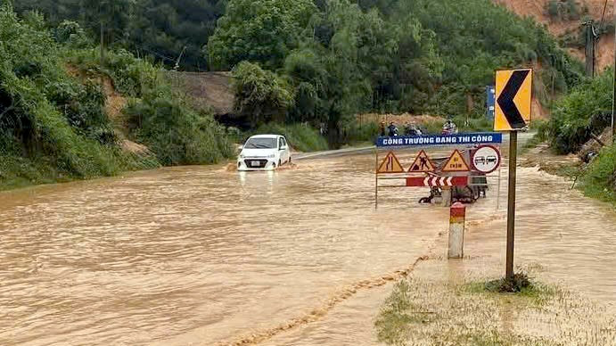 Mưa lớn gây ngập úng tại Km35 Quốc lộ 2, đoạn qua địa phận huyện Hàm Yên, tỉnh Tuyên Quang.