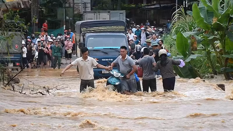 Người dân xã Yên Phú hỗ trợ nhau di chuyển tài sản đến nơi an toàn.