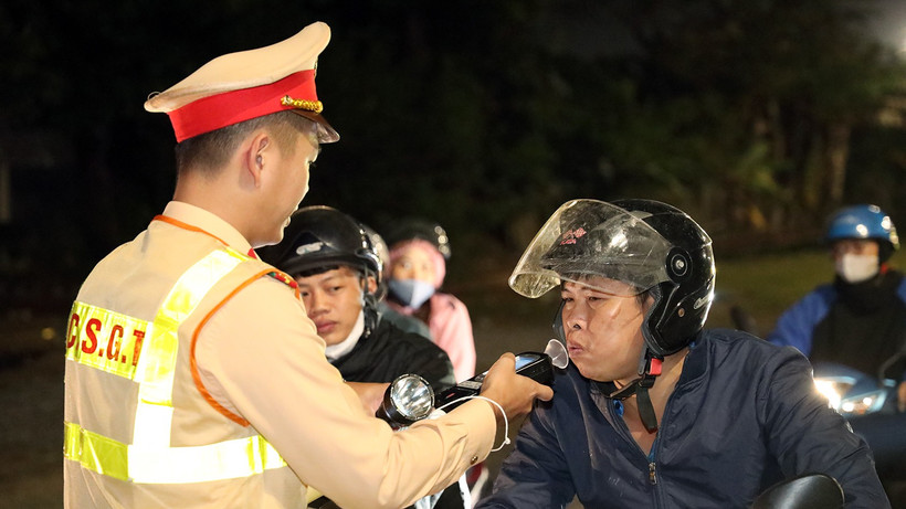 Lực lượng Cảnh sát giao thông, Công an tỉnh Tuyên Quang ra quân kiểm tra, xử lý vi phạm nồng độ cồn.