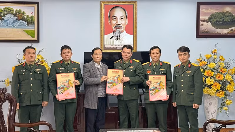 Văn phòng đại diện Báo Nhân Dân tại Tuyên Quang trao tặng Báo Xuân Nhân Dân Bính Ngọ 2026 cho cán bộ, chiến sĩ Trung đoàn 148.