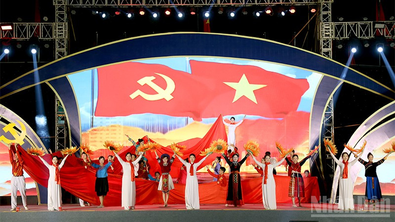 Tiết mục văn nghệ ca ngợi quê hương đất nước đặc sắc tại lễ khai mạc.