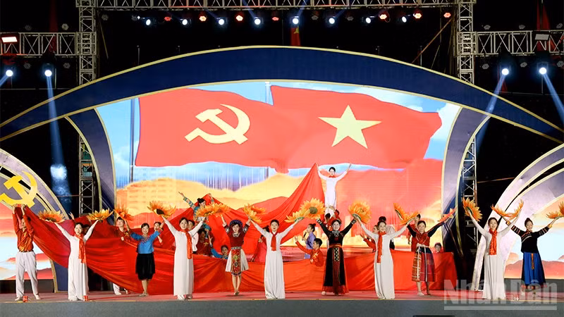 Tiết mục văn nghệ ca ngợi quê hương đất nước đặc sắc tại lễ khai mạc.