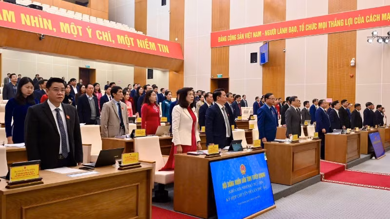 Các đại biểu thực hiện nghi thức chào cờ.