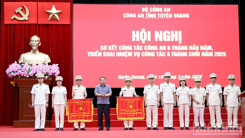 Thừa ủy quyền của Thủ tướng Chính phủ, đồng chí Phan Huy Ngọc, Chủ tịch Ủy ban nhân dân tỉnh Tuyên Quang tặng Cờ thi đua cho 2 tập thể.