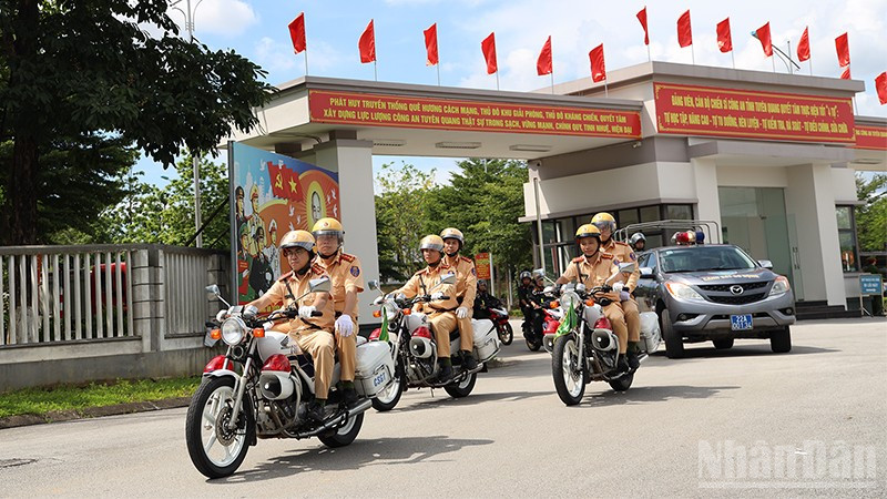 Công an tỉnh Tuyên Quang ra quân biểu dương lực lượng.