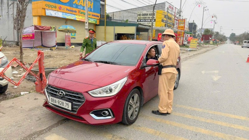 Lực lượng Cảnh sát giao thông, Công an tỉnh Tuyên Quang ra quân kiểm tra nồng độ cồn dịp nghỉ Tết.