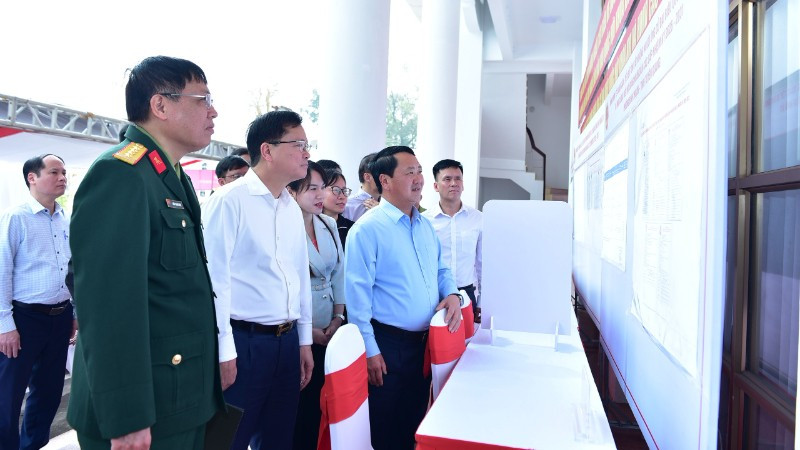 Bí thư Tỉnh ủy Tuyên Quang kiểm tra công tác chuẩn bị bầu cử tại Khu vực bầu cử số 8, phường Bình Thuận.