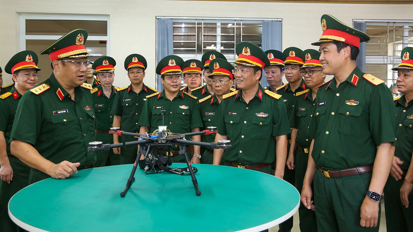 Thượng tướng Phạm Hoài Nam, Ủy viên Trung ương Đảng, Thứ trưởng Quốc phòng kiểm tra sản phẩm UAV do Nhà máy Z113 nghiên cứu sản xuất.