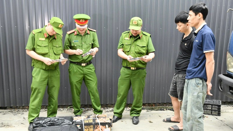 Lực lượng Công an tỉnh Tuyên Quang tạm giữ toàn bộ số lạp xưởng không rõ nguồn gốc xuất xứ.