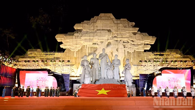 Nghi thức chào cờ tại chương trình.