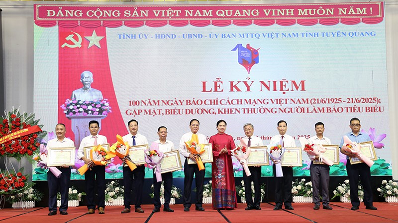 Đồng chí Hà Thị Nga, Ủy viên Trung ương Đảng, Bí thư Tỉnh ủy, Trưởng Đoàn đại biểu Quốc hội tỉnh Tuyên Quang trao bằng khen cho các tập thể.